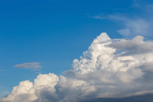 Moln på klarblå himmel — Stockfoto