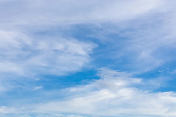 ท้องฟ้าสีฟ้าและเมฆสีขาว พื้นหลังท้องฟ้าเมฆ — ภาพถ่ายสต็อก
