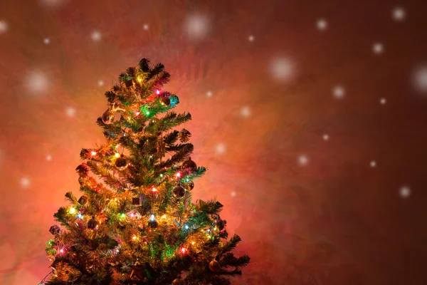 Weihnachten Hintergrund, Weihnachtsbaum mit Funkeln dekoriert — Stockfoto