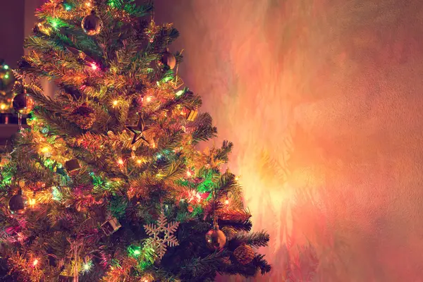 Fundo de natal, árvore de natal decorada com cintilação — Fotografia de Stock