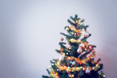 Beyaz arka plan ile Noel ağacı üzerinde ışık kutlama bulanıklık