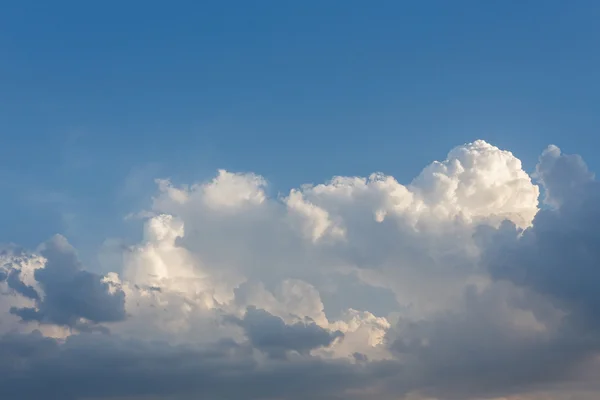 Langit biru dengan awan, latar belakang langit cerah — Stok Foto