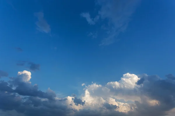 Modrá obloha s mraky, jasné počasí sky pozadí — Stock fotografie