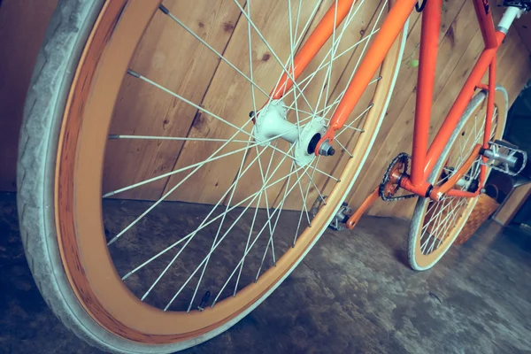 Fietsen geparkeerd met houten panelen met vaste versnellingen close-up in beeld — Stockfoto