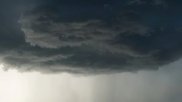 Forte pluie orage nuages, orage ciel dramatique — Photo