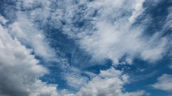 Awan dan langit biru latar belakang cuaca — Stok Foto