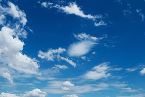 Nuvole e cielo blu sfondo meteo — Foto Stock