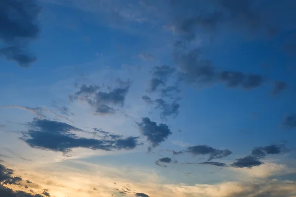 Belo céu pôr do sol dramático, imagem de fundo cênico — Fotografia de Stock