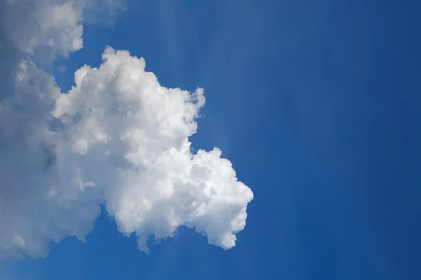 Grande cumulus nuvem no céu azul claro fundo — Fotografia de Stock