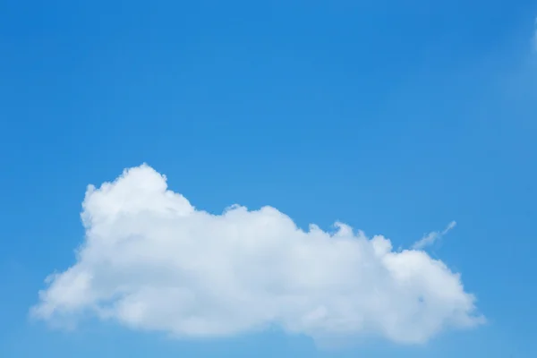Awan tunggal di latar langit biru cerah — Stok Foto