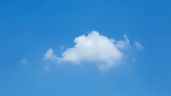 Nuvem única no céu azul claro com espaço de cópia para criar texto — Fotografia de Stock