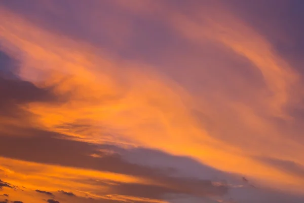 Cielo colorido atardecer dramático con nube naranja, cielo crepuscular — Foto de Stock