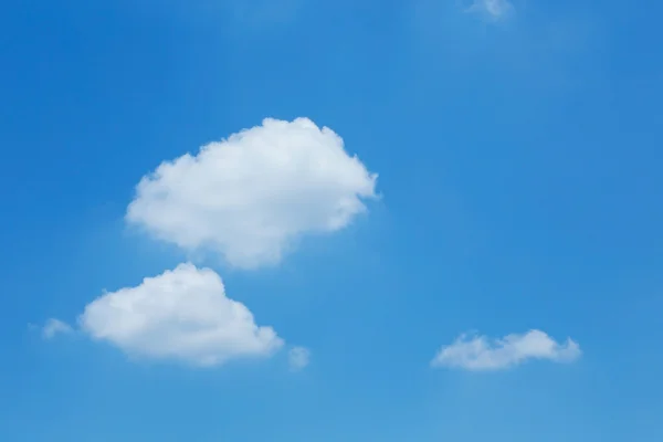 澄んだ青い空を背景に浮かぶふわふわの白い雲 — ストック写真