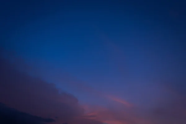 Crepúsculo cielo fondo, cielo azul atardecer con nube — Foto de Stock