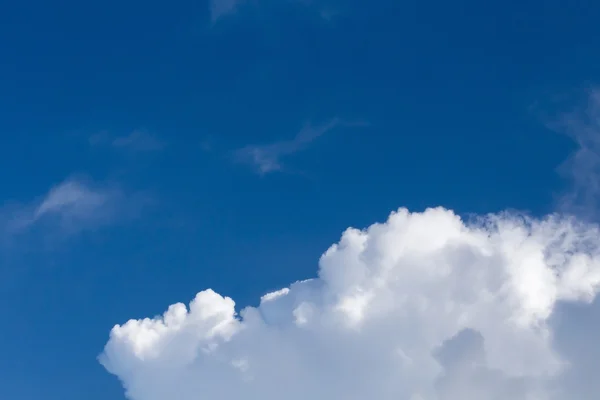 Awan di langit biru cerah — Stok Foto