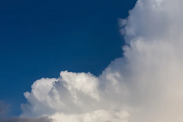 Awan di langit biru cerah — Stok Foto