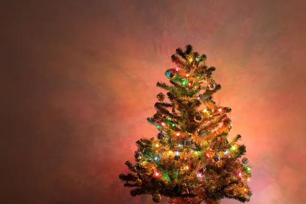 Boże Narodzenie tło, choinka ozdobiona migotliwy — Zdjęcie stockowe