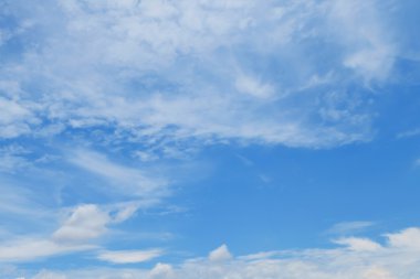 Beyaz bulutlu mavi gökyüzü