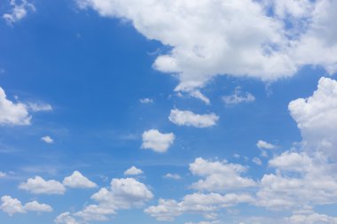 Açık mavi gökyüzü arka plan üzerinde kabarık bulut