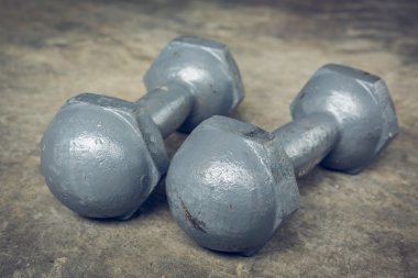 metal dumbbell çimento kattaki fitness spor vücut geliştirme