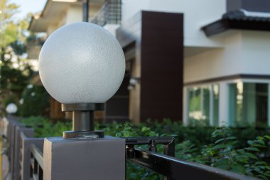 Dekorasyon konut binasının ön kapı üzerinde ışık lamba