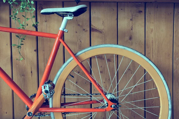 Vélo à engrenages fixes garé avec mur en bois, image rapprochée — Photo