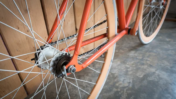 Bicicleta de engranaje fijo estacionada con pared de madera, imagen de primer plano — Foto de Stock