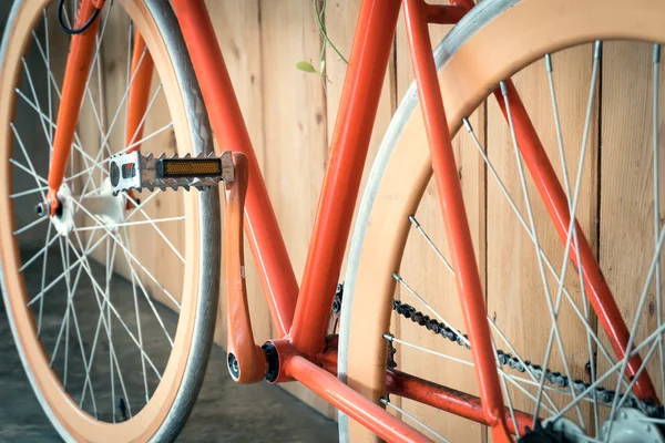 Fixed gear bicycle parked with wood wall, close up image — Stock Photo, Image