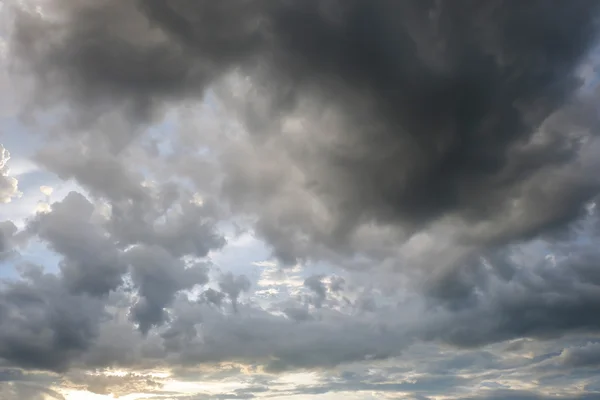 Awan pada matahari terbenam dramatis langit, gambar iklim latar belakang cuaca — Stok Foto