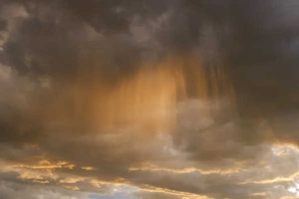 Céu e nuvem brilhante no dia chuvoso, fundo do tempo — Fotografia de Stock