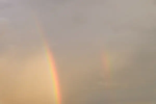 Colorato arcobaleno sulla pioggia nuvola tramonto cielo — Foto Stock