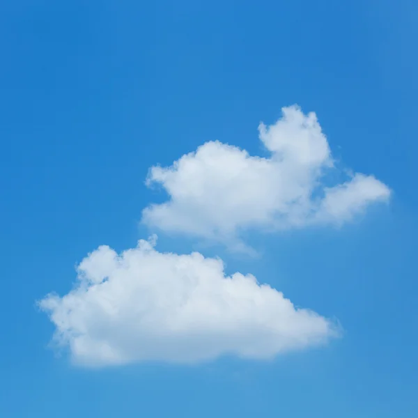 Nuvem branca fofa flutuando no fundo do céu azul claro — Fotografia de Stock