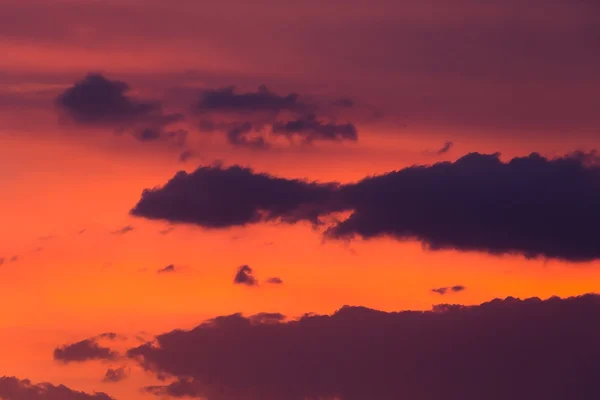 Cielo colorido del atardecer con la nube anaranjada, fondo del cielo crepuscular — Foto de Stock
