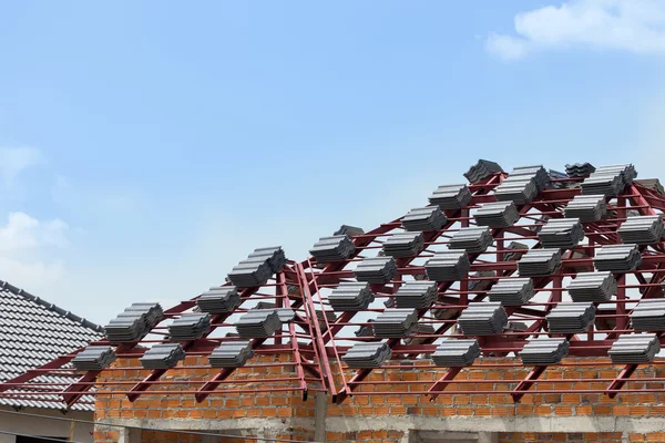 Fekete cserép tető a lakó épület építése house — Stock Fotó