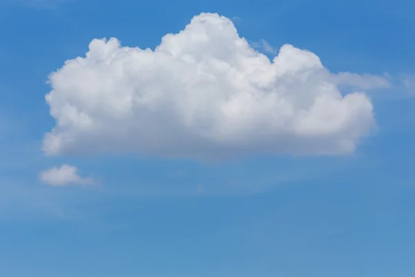 Einzelne weiße Wolke auf klarem blauen Himmel Hintergrund — Stockfoto