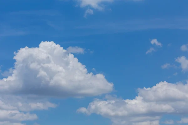 Awan halus di latar belakang langit biru yang jelas — Stok Foto