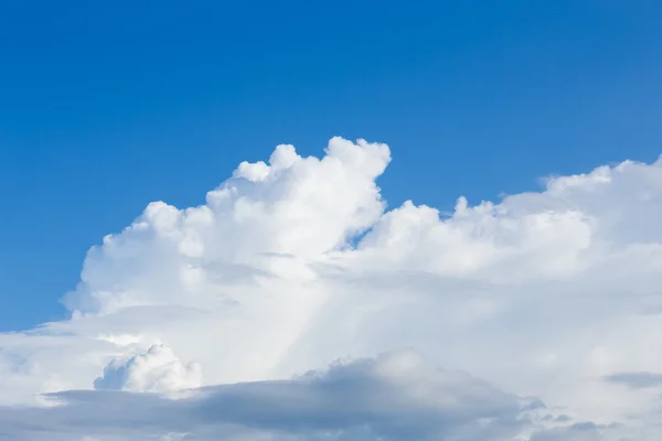 Awan di langit biru cerah — Stok Foto