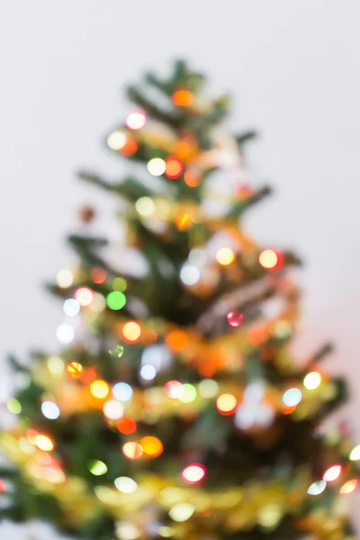 Sfocatura celebrazione della luce sull'albero di Natale con sfondo bianco — Foto Stock