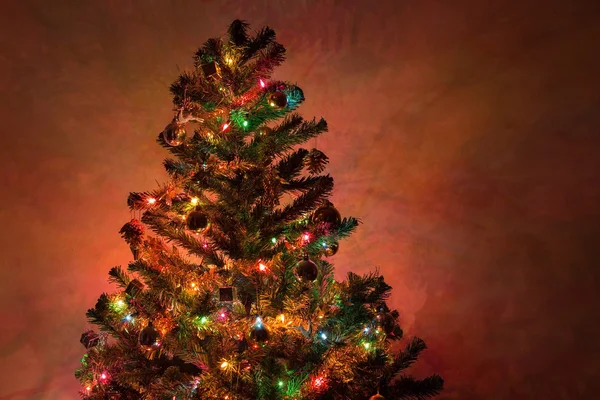 Φόντο Χριστούγεννα, χριστουγεννιάτικο δέντρο στολισμένο με ριπή — Φωτογραφία Αρχείου