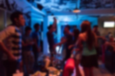 bir grup genç insan neşeli parti gece kulübünde dans