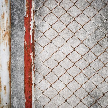 paslı Demir zinciri tel çit çimento duvar arka plan üzerinde