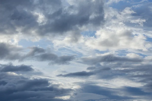 Cielo bianco nuvoloso e blu per lo sfondo meteo — Foto Stock