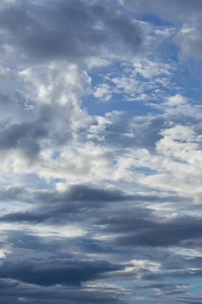 Cielo bianco nuvoloso e blu per lo sfondo meteo — Foto Stock