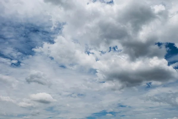 Awan dan langit biru latar belakang cuaca — Stok Foto