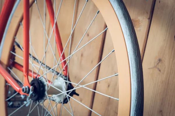 Bicicleta de engranaje fijo estacionada con pared de madera, imagen de primer plano —  Fotos de Stock