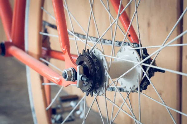 Bicicleta de engranaje fijo estacionada con pared de madera, imagen de primer plano —  Fotos de Stock