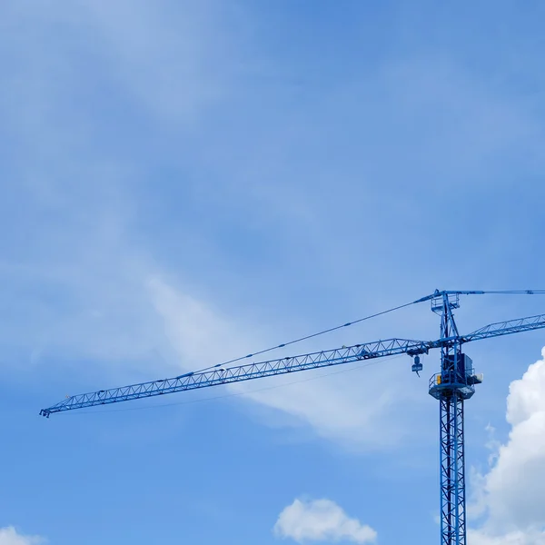 Large construction crane machine with clear blue sky background — Stock Photo, Image