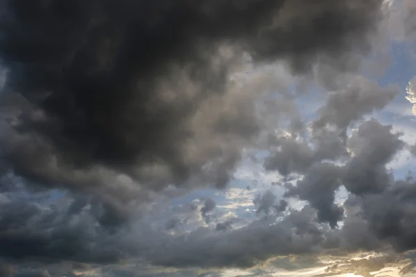 Awan hujan di latar langit dramatis matahari terbenam — Stok Foto