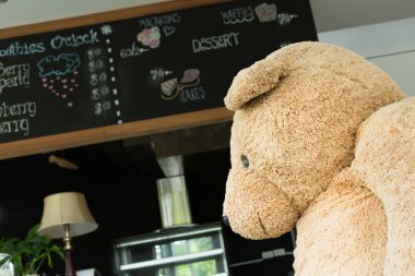 oturma odası kafede dekore büyük oyuncak ayı