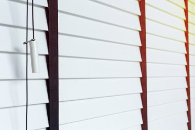 Beyaz güneşlikler penceresinde, yatak odası iç tasarım